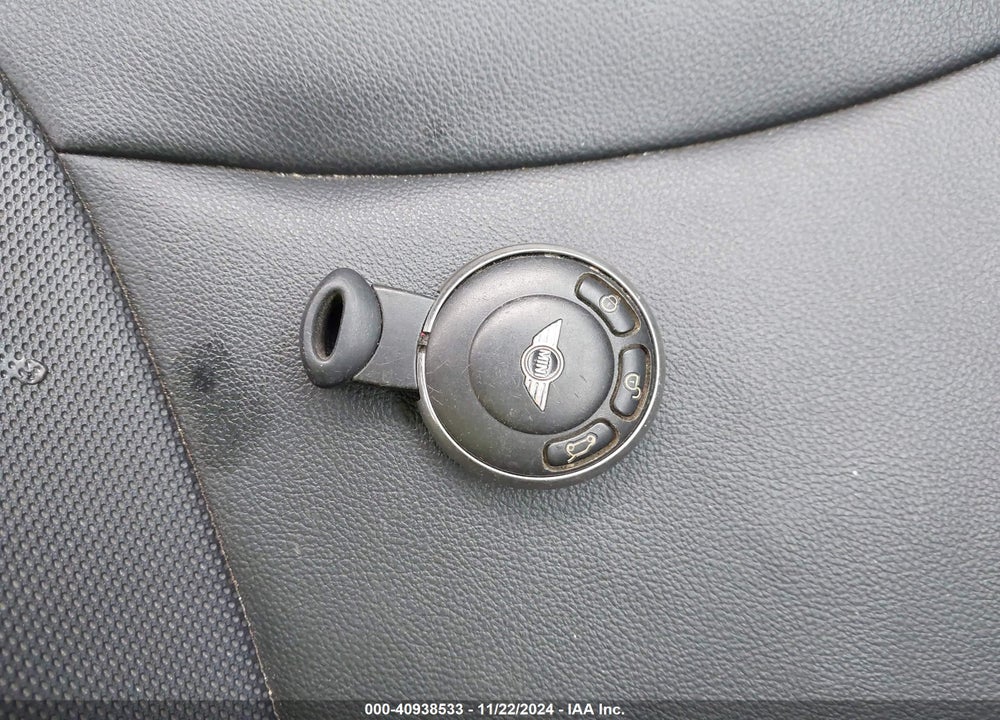 2011 MINI COOPER VIN: WMWSU3C56BTX96032