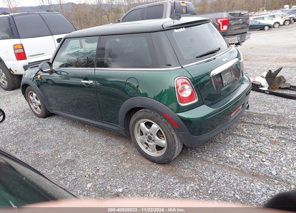 2011 MINI COOPER VIN: WMWSU3C56BTX96032