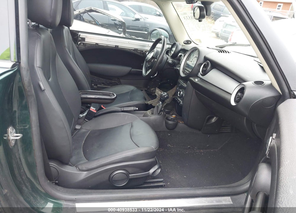 2011 MINI COOPER VIN: WMWSU3C56BTX96032