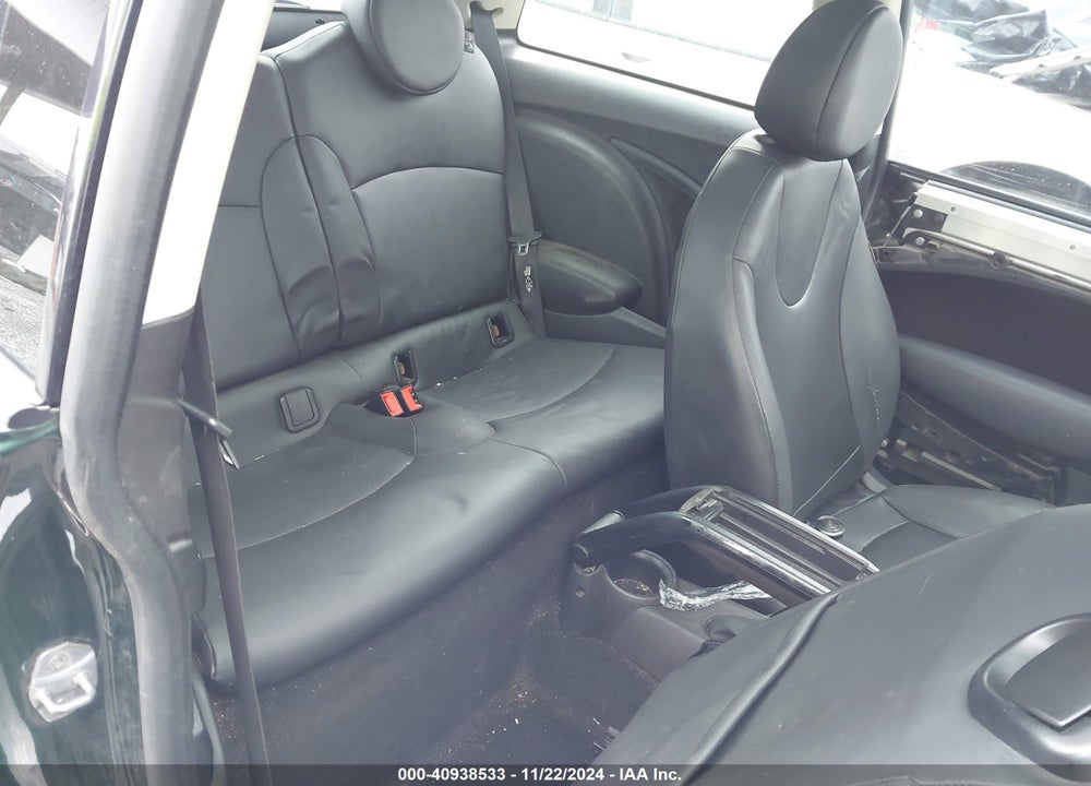 2011 MINI COOPER VIN: WMWSU3C56BTX96032