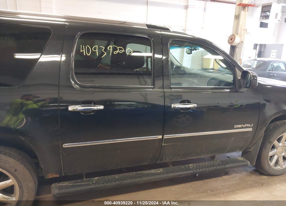 2011 GMC YUKON XL 1500 DENALI VIN: 1GKS2MEF0BR300132