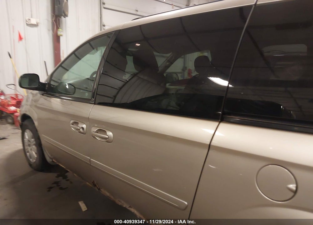 2005 CHRYSLER TOWN & COUNTRY LX VIN: 2C4GP44R55R421624