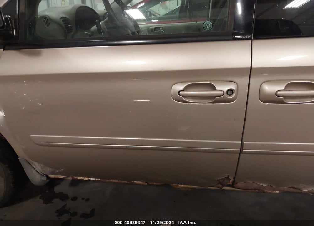 2005 CHRYSLER TOWN & COUNTRY LX VIN: 2C4GP44R55R421624