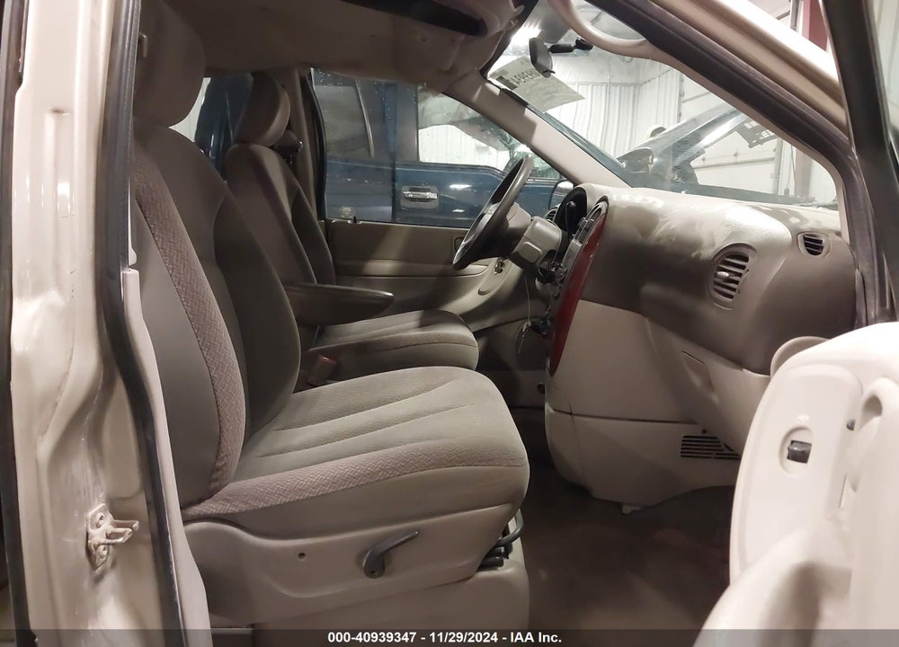 2005 CHRYSLER TOWN & COUNTRY LX VIN: 2C4GP44R55R421624