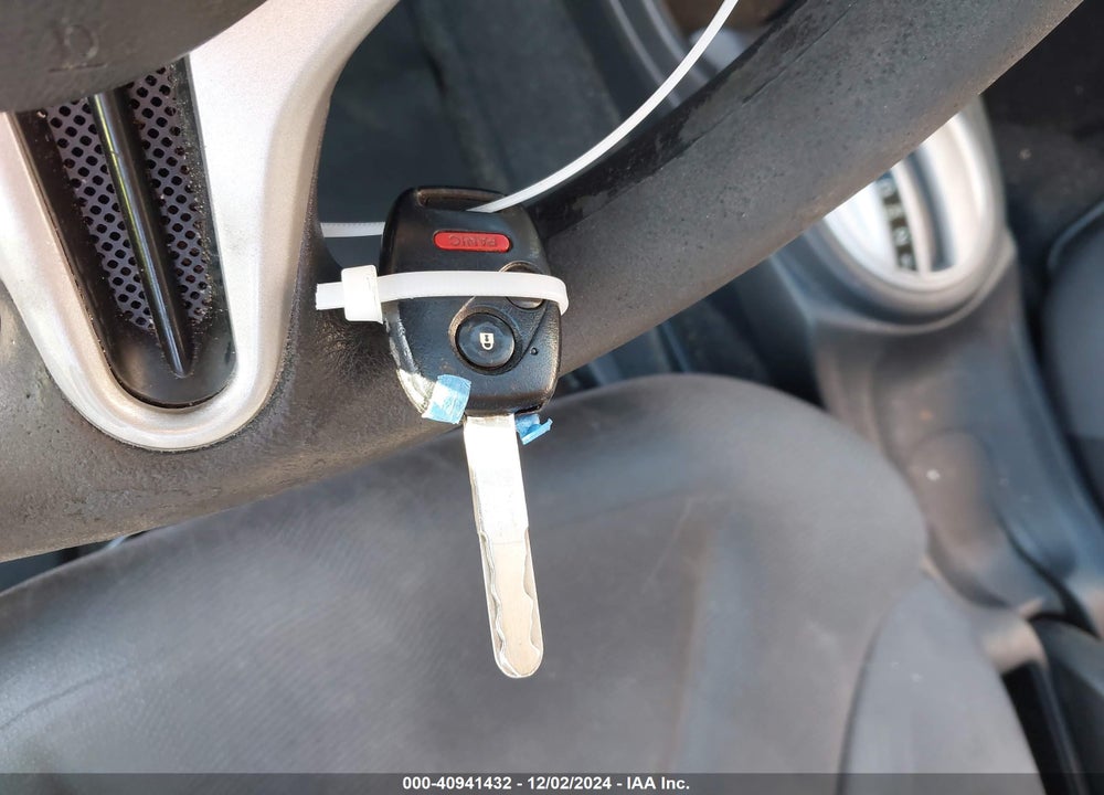 2013 HONDA FIT VIN: JHMGE8H33DC064114