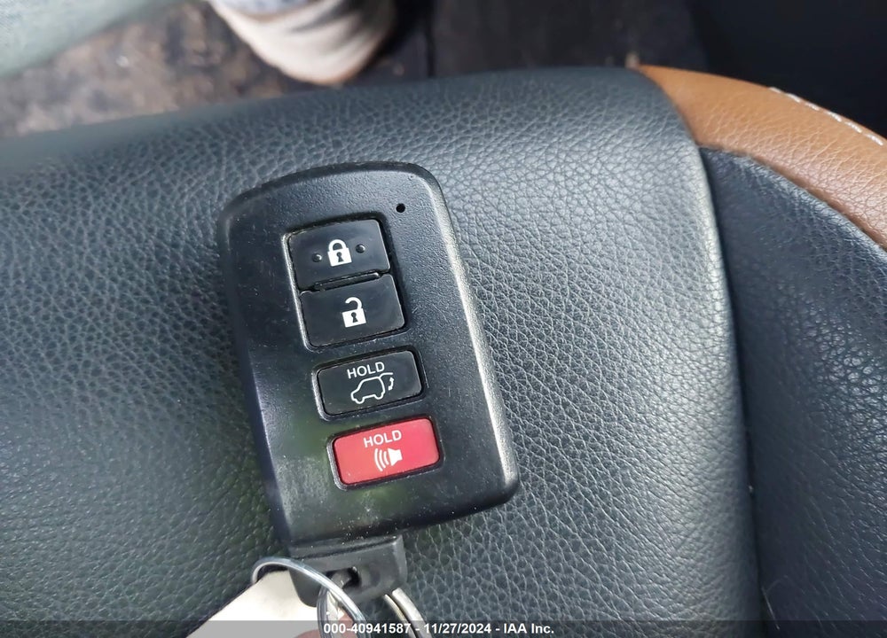 2017 TOYOTA RAV4 SE VIN: JTMJFREV9HJ121952