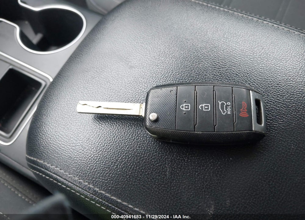 2017 KIA SORENTO 3.3L LX VIN: 5XYPG4A53HG191740
