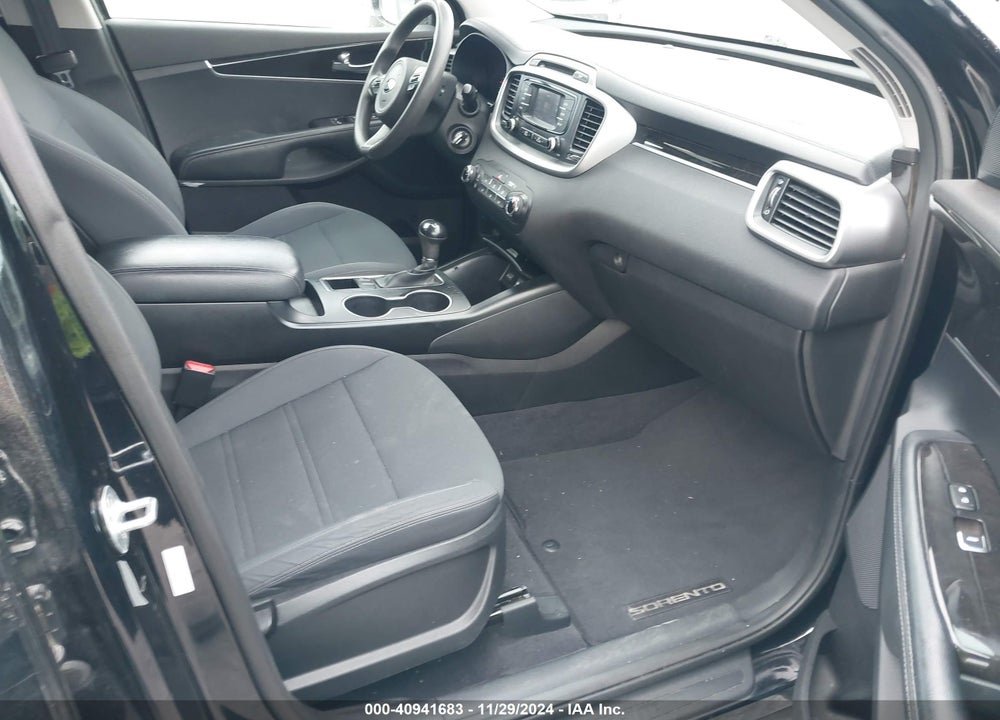 2017 KIA SORENTO 3.3L LX VIN: 5XYPG4A53HG191740