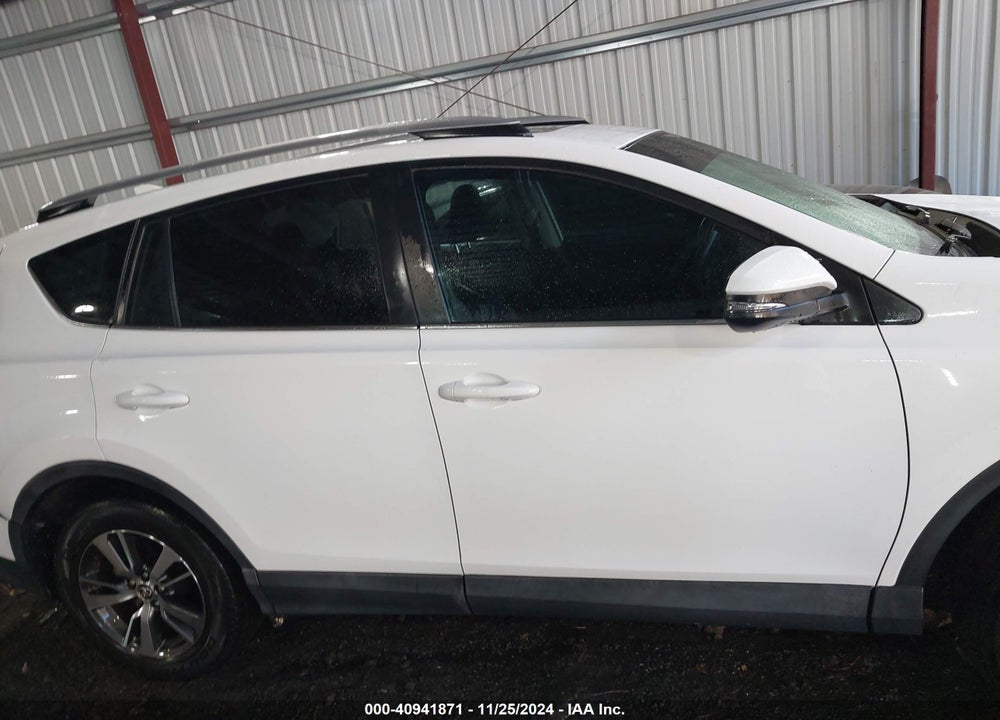 2017 TOYOTA RAV4 XLE VIN: 2T3WFREV2HW329548