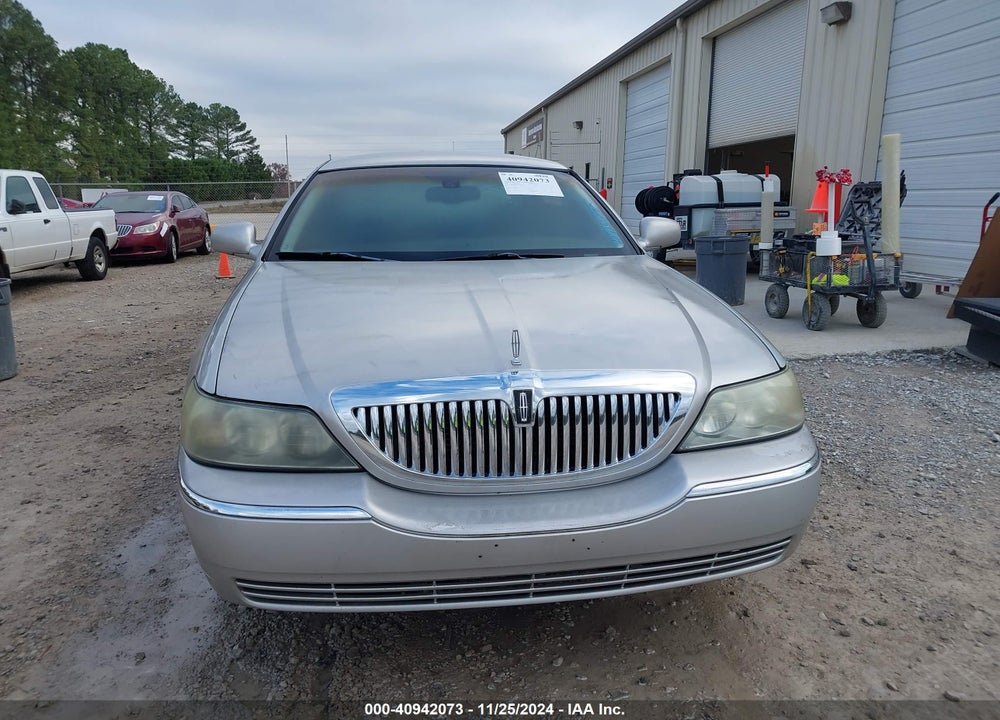 2004 LINCOLN TOWN CAR SIGNATURE VIN: 1LNHM81W24Y603656