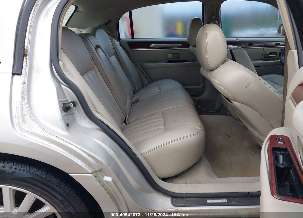 2004 LINCOLN TOWN CAR SIGNATURE VIN: 1LNHM81W24Y603656