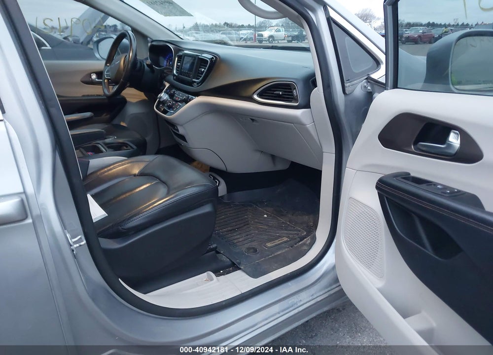 2019 CHRYSLER PACIFICA TOURING L VIN: 2C4RC1BG0KR581538