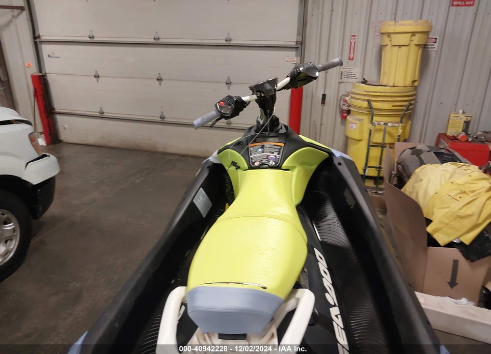 2024 SEADOO SPARK TRIXX 3 VIN: YDV27553J324