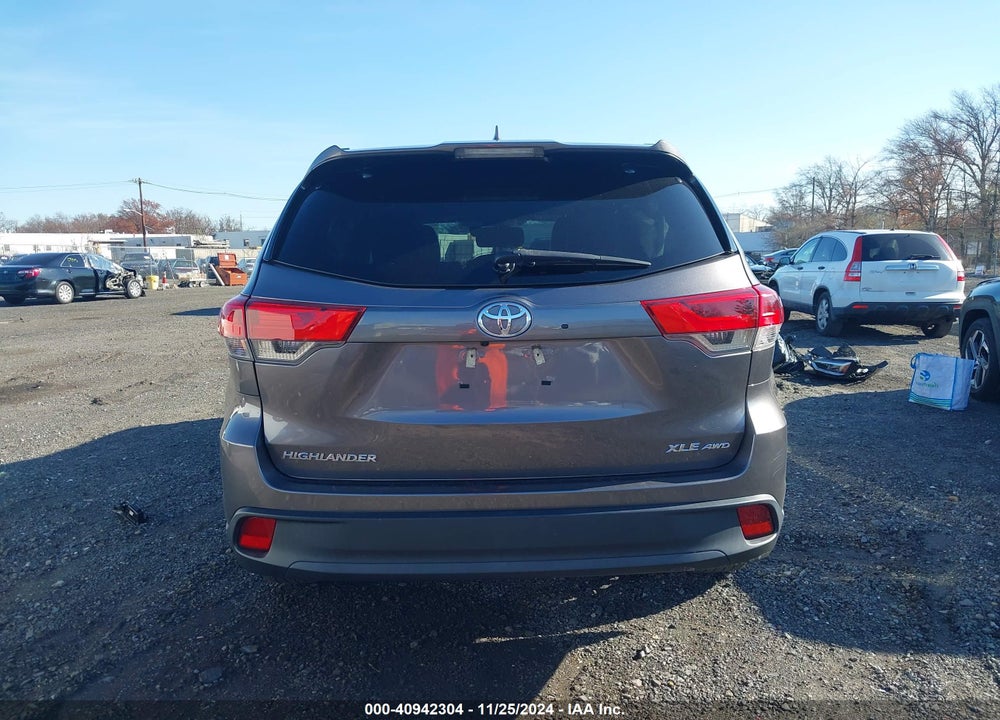 2019 TOYOTA HIGHLANDER XLE VIN: 5TDJZRFH4KS715827