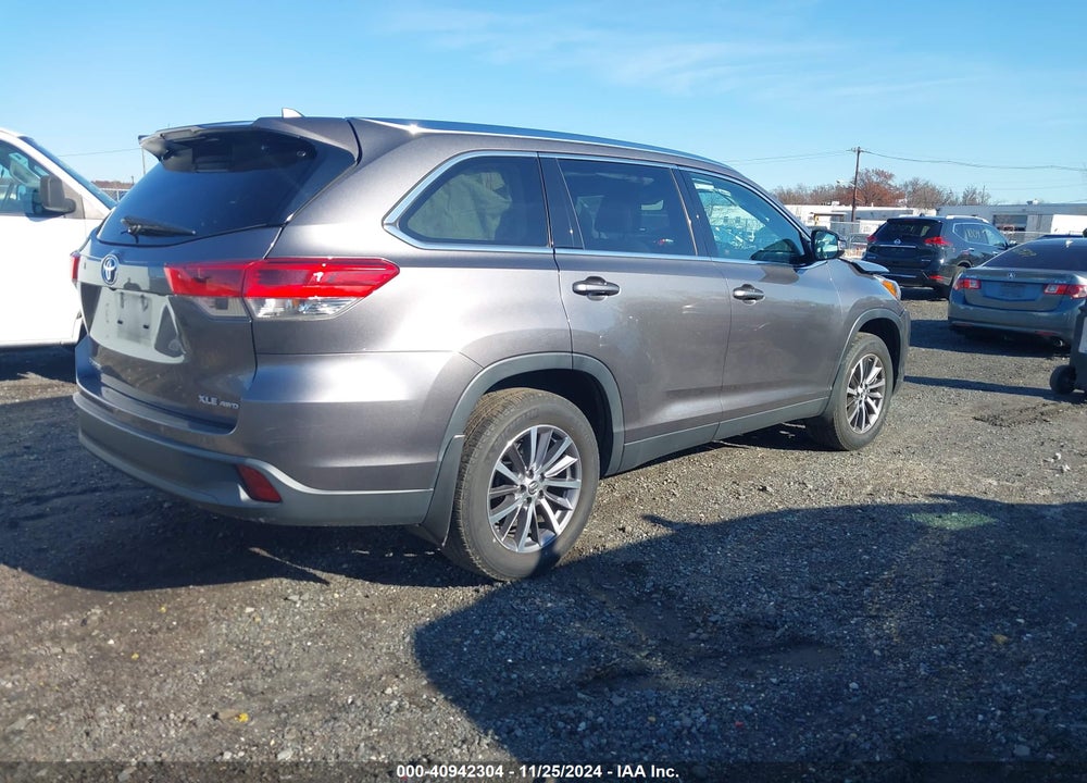 2019 TOYOTA HIGHLANDER XLE VIN: 5TDJZRFH4KS715827
