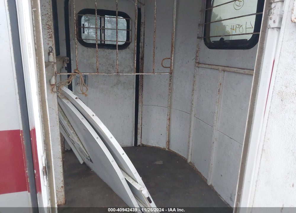 1993 MERHOW INDUSTRIES 14' HORSE TRAILER VIN: 1M92B1422N1031740