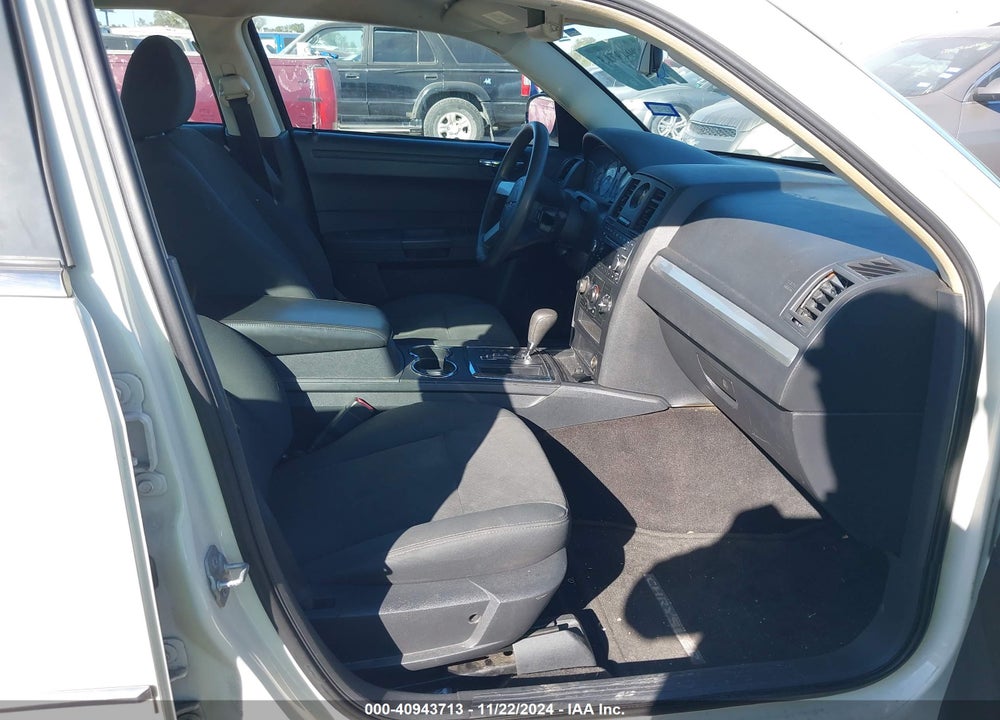 2008 CHRYSLER 300 LX VIN: 2C3LA43R58H207233