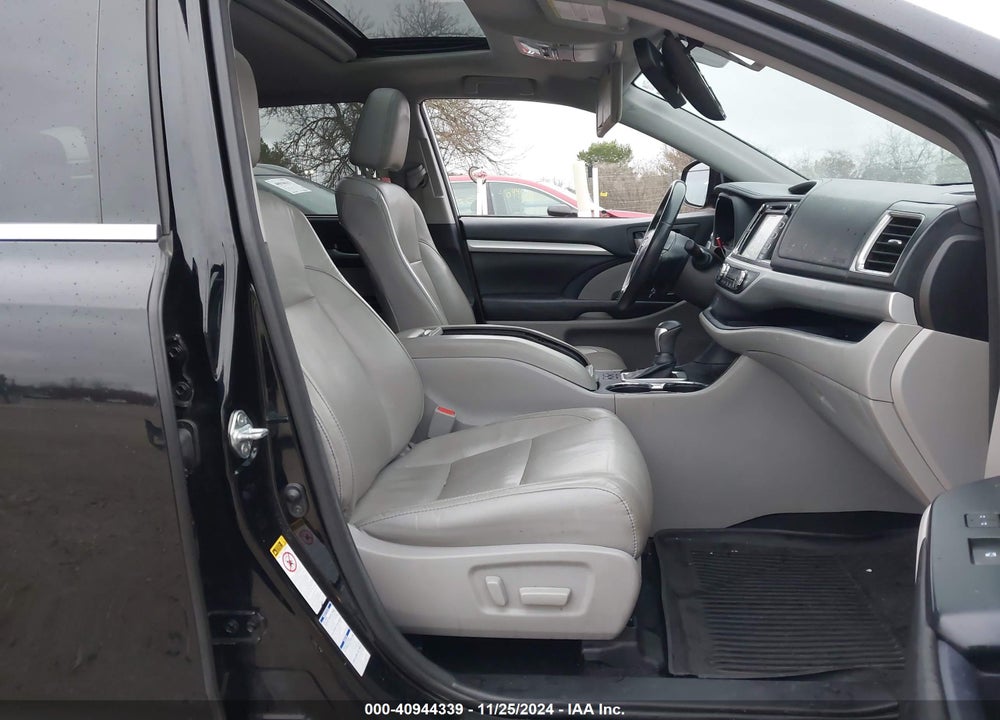 2017 TOYOTA HIGHLANDER XLE VIN: 5TDJZRFHXHS443969