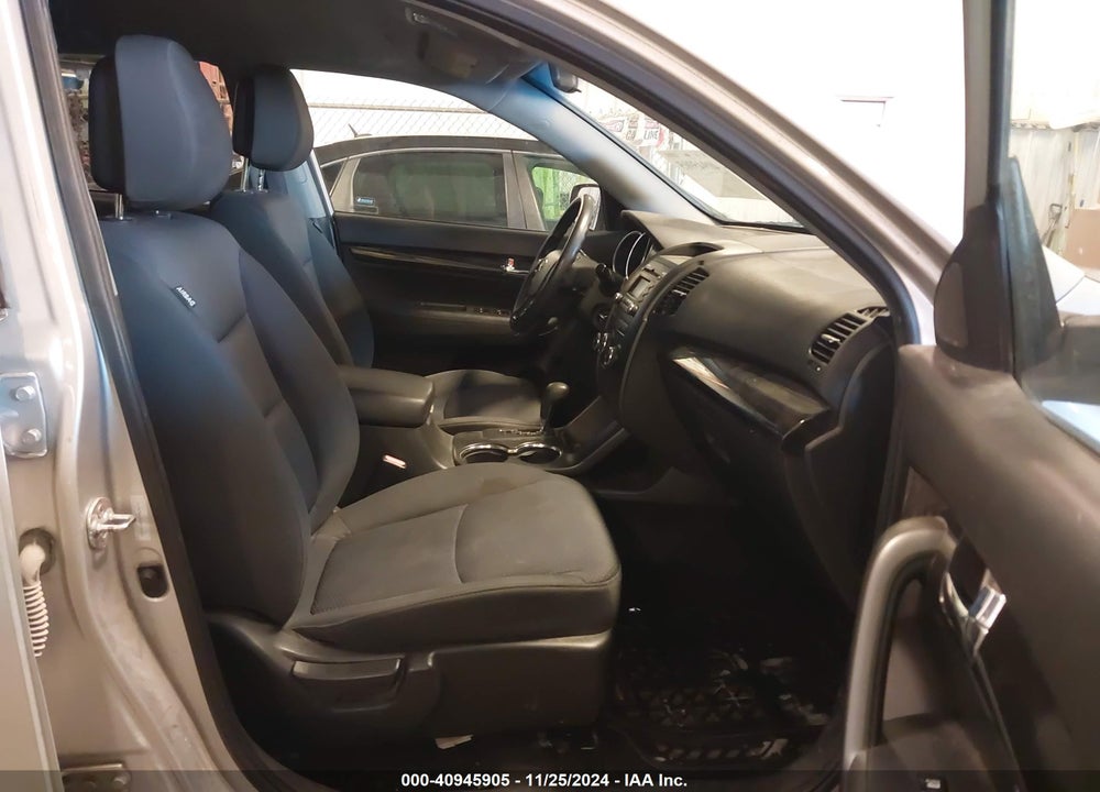 2011 KIA SORENTO LX V6 VIN: 5XYKTDA26BG136461