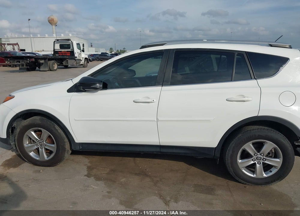 2015 TOYOTA RAV4 XLE VIN: 2T3WFREV4FW204242