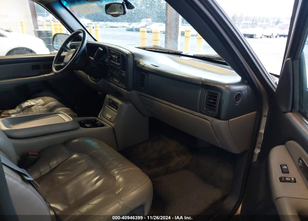 2000 CHEVROLET SUBURBAN 1500 LT VIN: 3GNFK16T8YG191547