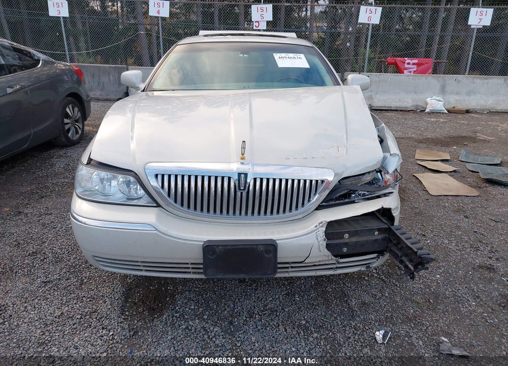 2007 LINCOLN TOWN CAR SIGNATURE LIMITED VIN: 1LNHM82V67Y611821