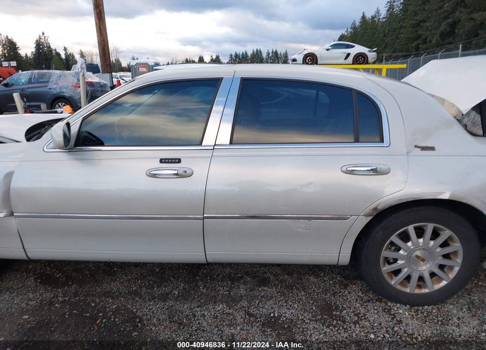 2007 LINCOLN TOWN CAR SIGNATURE LIMITED VIN: 1LNHM82V67Y611821