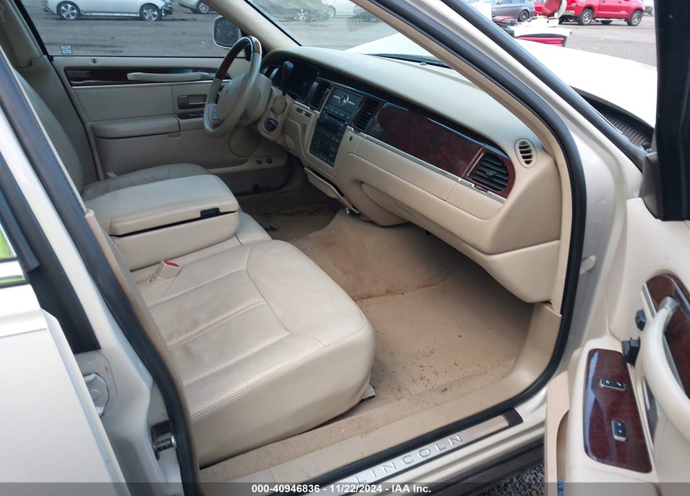 2007 LINCOLN TOWN CAR SIGNATURE LIMITED VIN: 1LNHM82V67Y611821