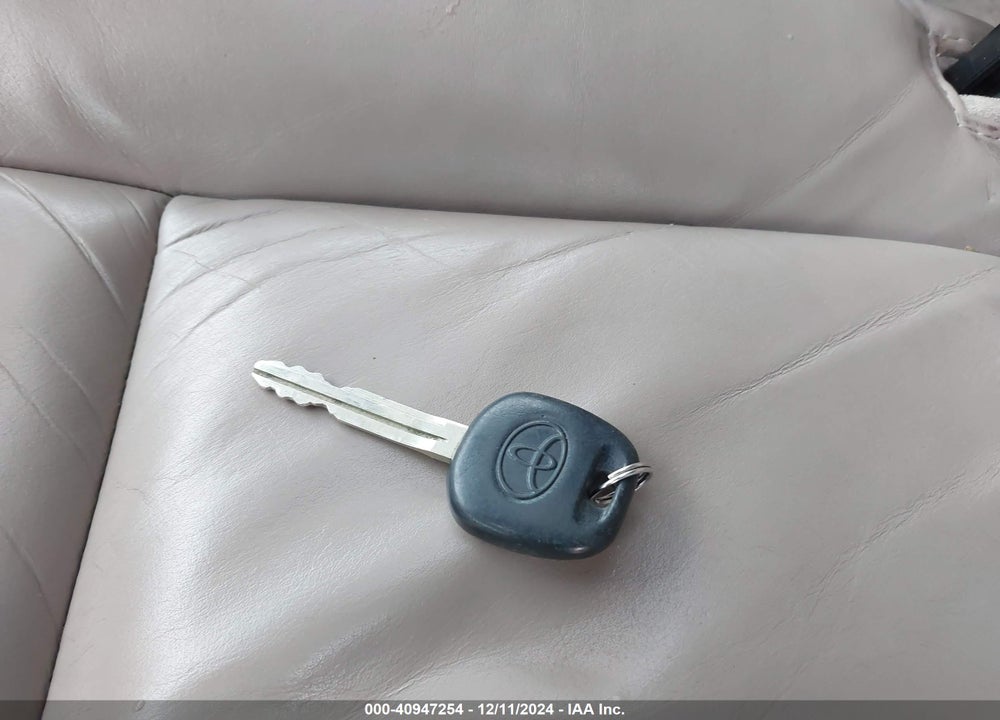 2000 TOYOTA SIENNA XLE VIN: 4T3ZF13C1YU278723