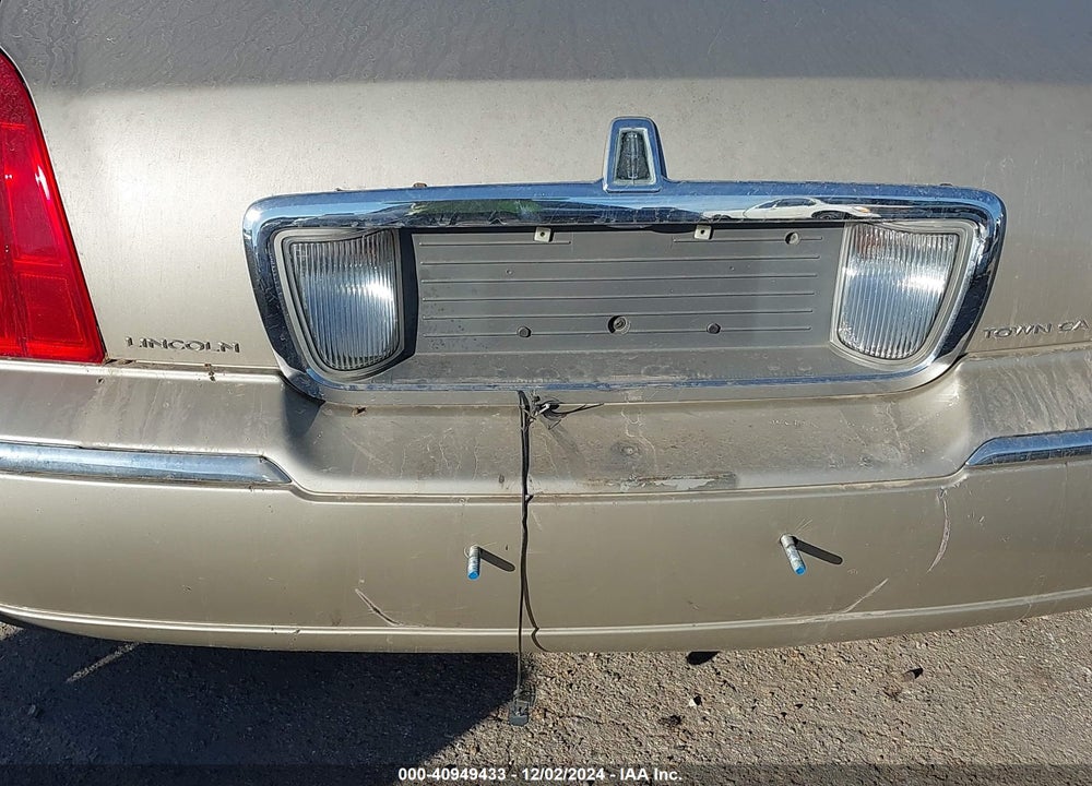 2008 LINCOLN TOWN CAR SIGNATURE LIMITED VIN: 2LNHM82V18X640760