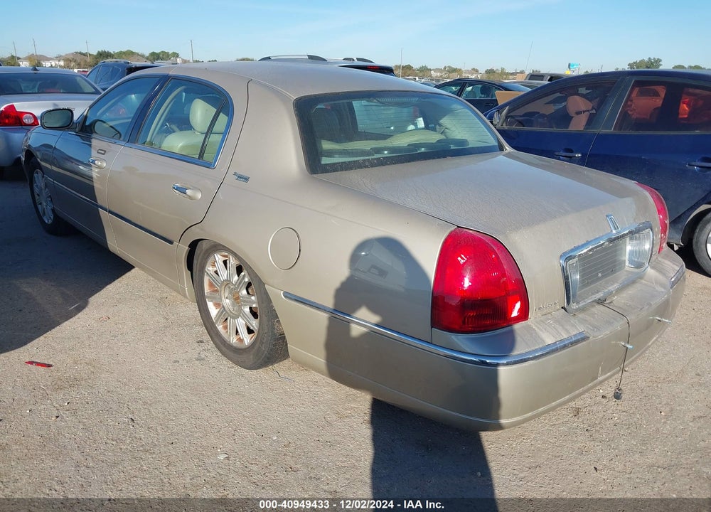 2008 LINCOLN TOWN CAR SIGNATURE LIMITED VIN: 2LNHM82V18X640760