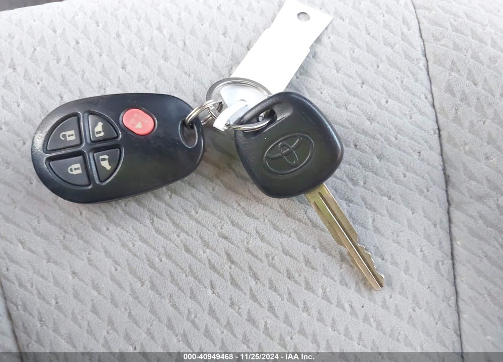 2011 TOYOTA SIENNA LE V6 VIN: 5TDKK3DC1BS047823