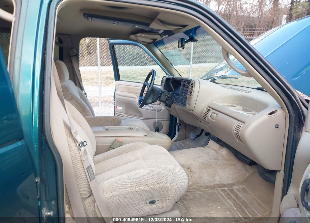 1996 CHEVROLET SUBURBAN C1500 VIN: 1GNEC16R9TJ397366