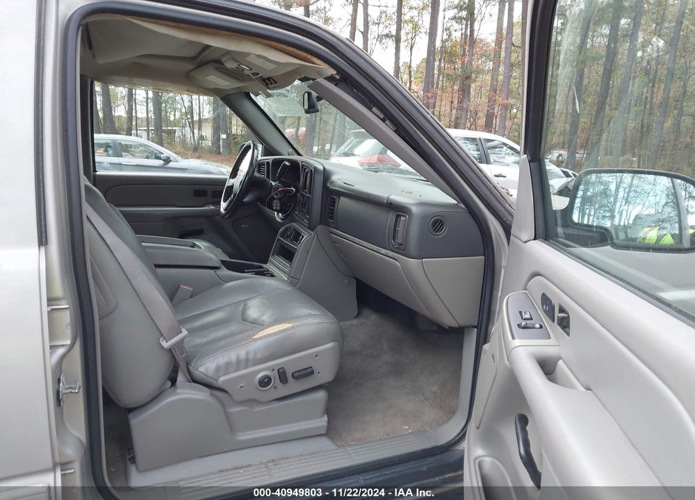 2004 CHEVROLET SUBURBAN 1500 LT VIN: 1GNEC16T24J315619