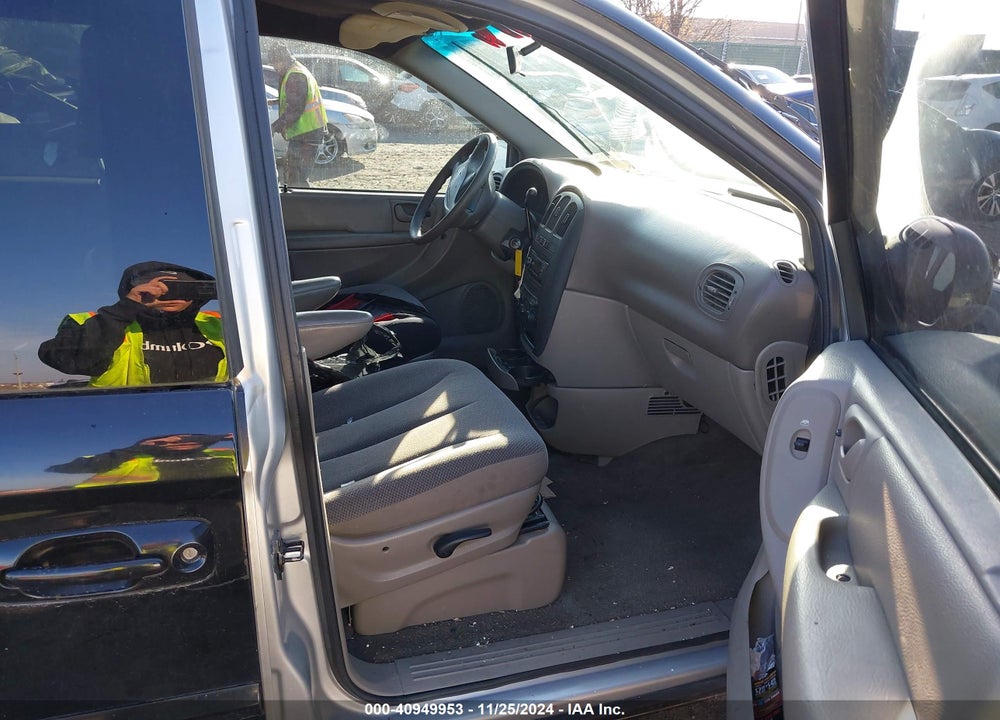 2001 CHRYSLER VOYAGER VIN: 1C8GJ25351B130127