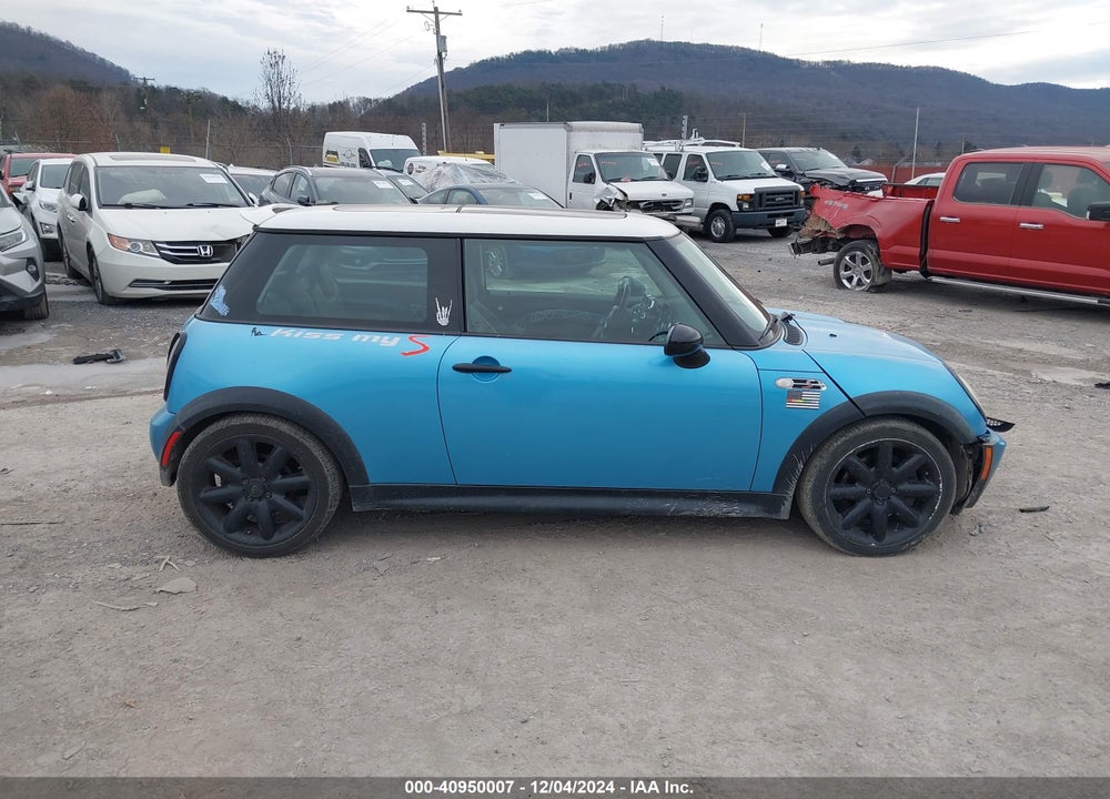 2005 MINI COOPER S VIN: WMWRE33445TD92639