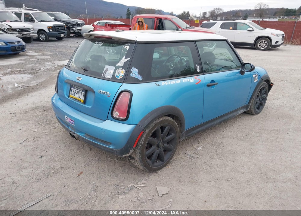 2005 MINI COOPER S VIN: WMWRE33445TD92639