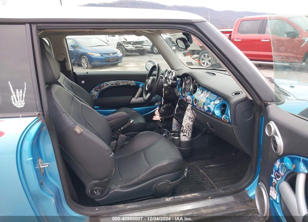 2005 MINI COOPER S VIN: WMWRE33445TD92639
