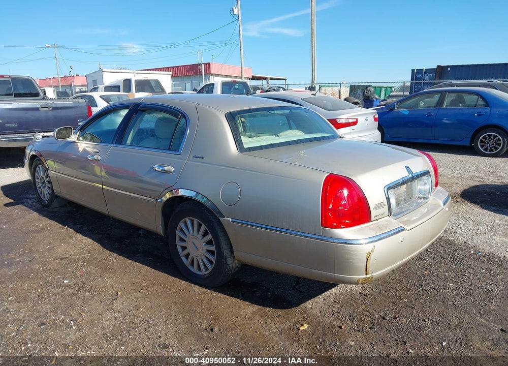 2005 LINCOLN TOWN CAR SIGNATURE VIN: 1LNHM81W55Y629234