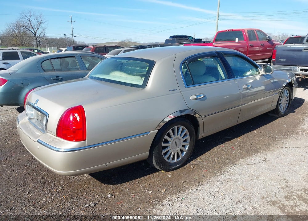 2005 LINCOLN TOWN CAR SIGNATURE VIN: 1LNHM81W55Y629234