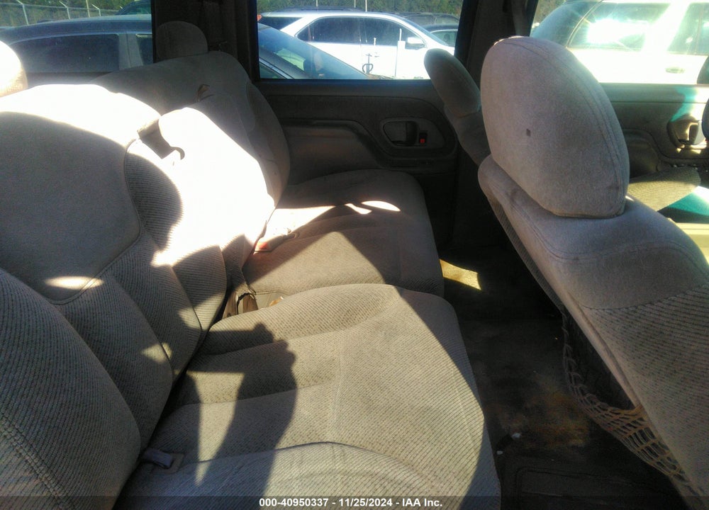 1996 GMC SUBURBAN K1500 VIN: 3GKFK16R8TG517521