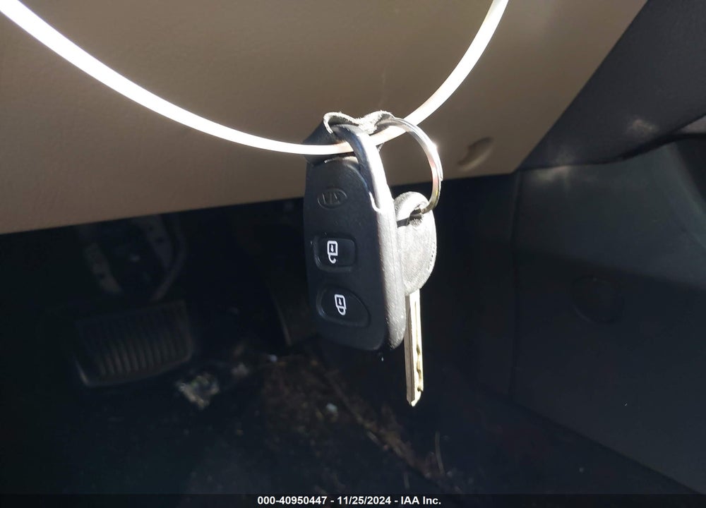 2011 KIA SORENTO LX VIN: 5XYKT3A1XBG114898