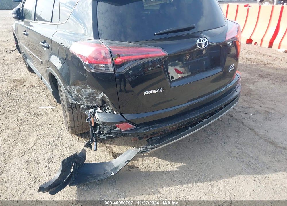 2018 TOYOTA RAV4 ADVENTURE/XLE VIN: 2T3RFREV1JW763012