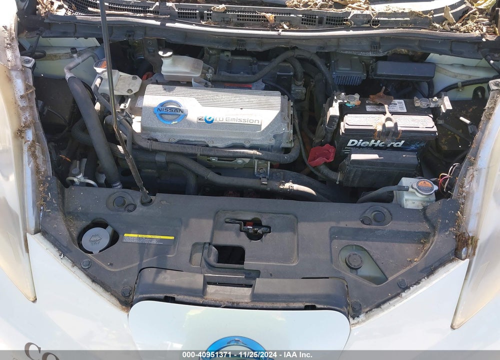 2011 NISSAN LEAF SL VIN: JN1AZ0CP6BT002343