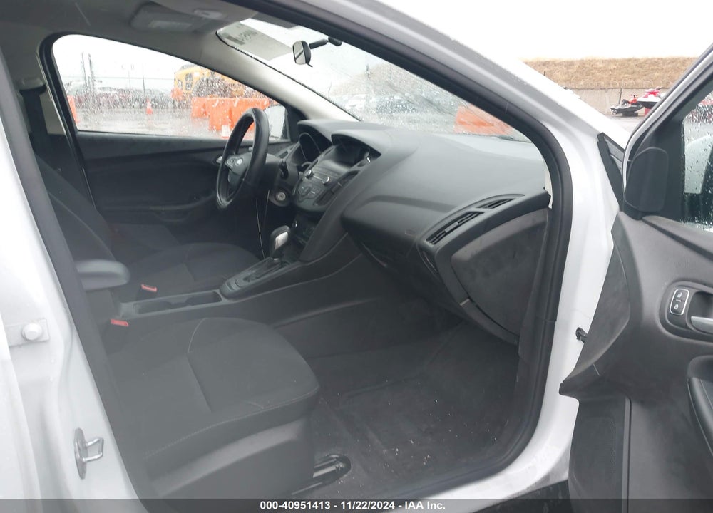 2018 FORD FOCUS SE VIN: 1FADP3K23JL323011