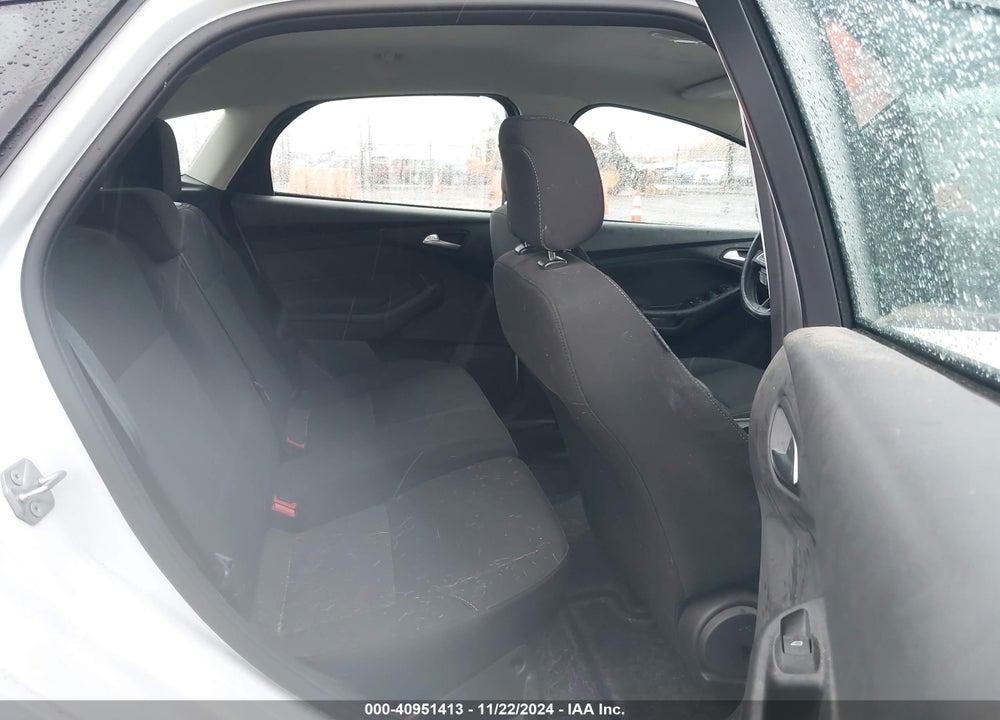 2018 FORD FOCUS SE VIN: 1FADP3K23JL323011
