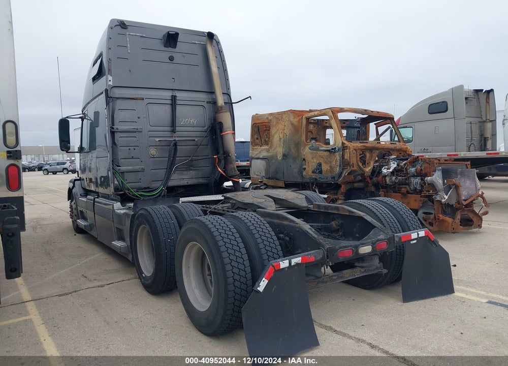 2004 VOLVO VN VNL VIN: 4V4NC9TJ04N358685