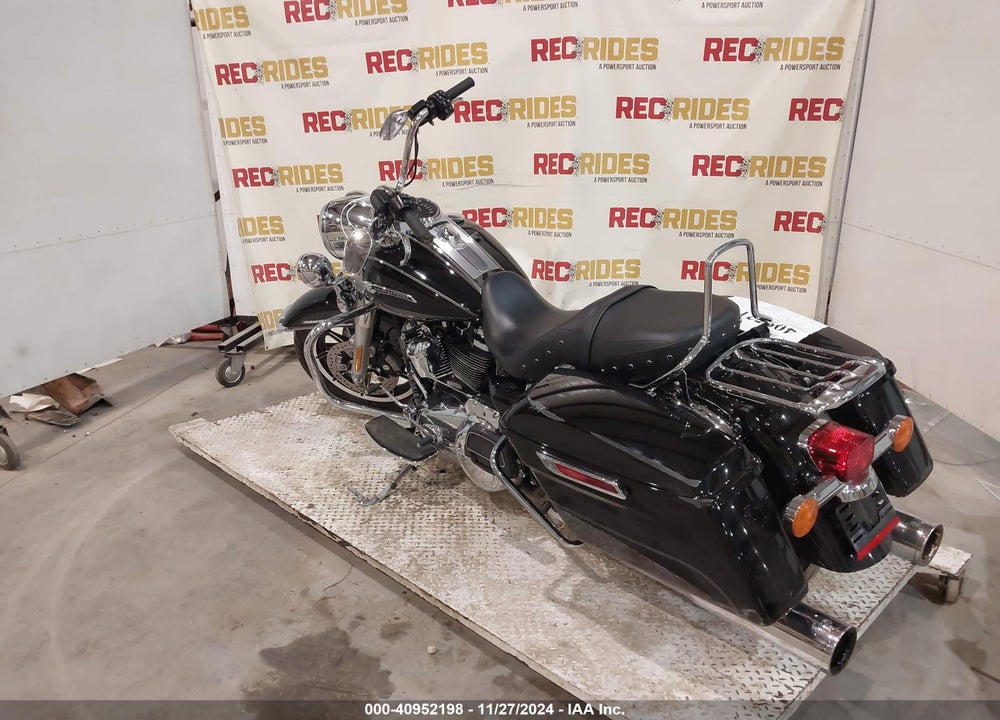 2017 HARLEY-DAVIDSON FLHR ROAD KING VIN: 1HD1FBC13HB634081