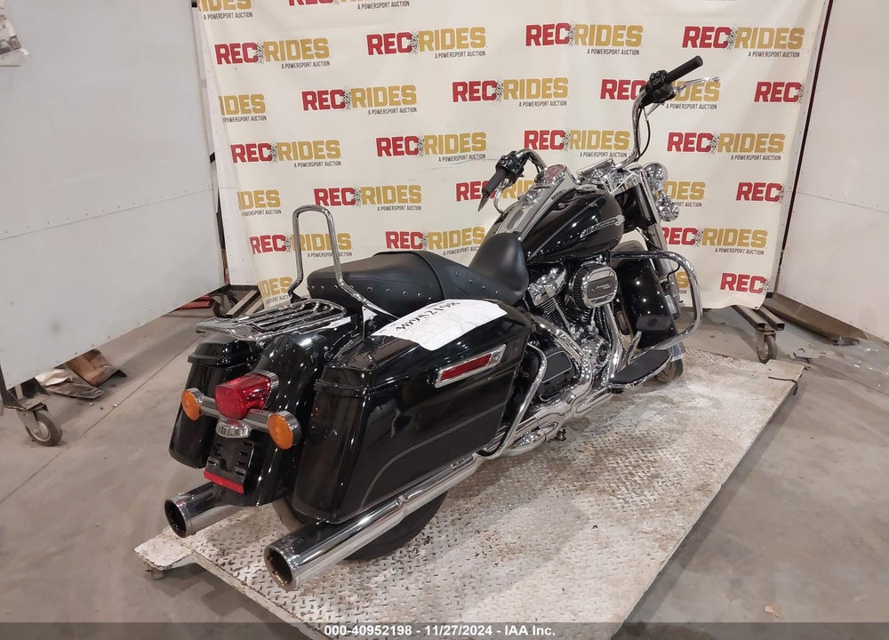 2017 HARLEY-DAVIDSON FLHR ROAD KING VIN: 1HD1FBC13HB634081