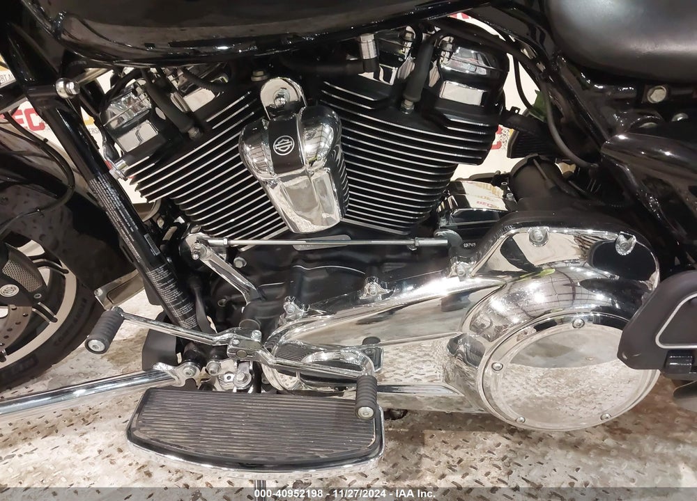 2017 HARLEY-DAVIDSON FLHR ROAD KING VIN: 1HD1FBC13HB634081